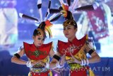 Sejumlah delegasi dari Balikpapan membawakan tarian Gntar Umang dan Kulin Bilau ketika jamuan makan malam Festival Seni Lintas Budaya Internasional (Cross Culture Festival International) 2016 di Balai Kota Surabaya, Jawa Timur, Senin (15/8) malam. Festival Seni Lintas Budaya Internasional yang ke-12 ini diikuti oleh enam negara bertujuan untuk menjalin persahabatan dan kerjasama dengan bidang seni. Antara Jatim/M Risyal Hidayat/zk/16