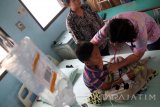 Petugas medis memeriksa pasien anak yang menderita demam berdarah di RSUD dr Iskak, Tulungagung, Jawa Timur, Senin (15/8). Dinas Kesehatan Tulungagung mengimbau warga setempat mengantisipasi fluktuasi kasus demam berdarah di daerah itu seiring anomali cuaca yang terjadi selama sebulan terakhir, meski jumlah penderita turun dari 144 pasien pada Juni menjadi 63 pasien pada Juli dan 40 pasien hingga pekan kedua Agustus. Antara Jatim/Destyan Sujarwoko/zk/16