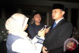 Wali Kota Bogor Bima Arya Sugiarto (kanan) menjawab pertanyaan Pers usai menghadiri Rapat Paripurna Istimewa DPRD Kota Bogor, dengan acara khusus mendengarkan pidato kenegaraan Presiden dalam rangka peringatan HUT ke-71 Kemerdekaan RI tahun 2016, di Gedung DPRD Kota Bogor, Jawa Barat. (ANTARA FOTO/M.Tohamaksun).