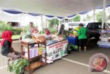 Suasana Bazar Dekranasda Kota Bogor dalam rangka peringatan HUT ke-71 Kemerdekaan RI tahun 2016, di halaman Balai Kota Pemkot Bogor, Jawa Barat. (ANTARA FOTO/M.Tohamaksun).