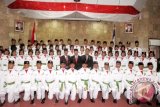 Wali Kota Bogor Bima Arya Sugiarto (tengah) melakukan foto bersama para Anggota Paskibraka Kota Bogor usai mengukuhkan Paskibraka dalam rangka Peringatan HUT ke-71 Kemerdekaan RI tahun 2016, di Balai Kota Bogor, Jawa Barat. (ANTARA FOTO/M.Tohamaksun).