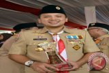 Gubernur Lampung M.Ridho Ficardo usai merima penghargaan dari Presiden Joko Widodo sebagai Kamabida Peduli pada puncak Peringatan Hari Pramuka ke-55 dan Pembukaan Jambore Nasional Ke-X 2016, di Bumi Perkemahan Cibubur, Jakarta. (ANTARA FOTO/Humas Pemprov Lampung/Dok).