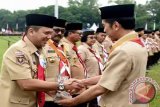 Presiden RI Joko Widodo (kanan) saat menyerahkan penghargaan kepada Gubernur Lampung M.Ridho Ficardo (kiri) pada puncak Peringatan Hari Pramuka ke-55 dan Pembukaan Jambore Nasional Ke-X 2016, di Bumi Perkemahan Cibubur, Jakarta. (ANTARA FOTO/Humas Pemprov Lampung/Dok).