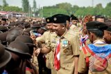 Gubernur Lampung M.Ridho Ficardo menyalami para Anggota Pramuka usai merima penghargaan dari Presiden Joko Widodo sebagai Kamabida Peduli pada puncak Peringatan Hari Pramuka ke-55 dan Pembukaan Jambore Nasional Ke-X 2016, di Bumi Perkemahan Cibubur, Jakarta. (ANTARA FOTO/Humas Pemprov Lampung/Dok).