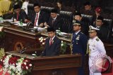 Presiden Joko Widodo menyampaikan pidato dalam rangka Sidang Tahunan MPR di Kompleks Parlemen, Senayan, Jakarta, Selasa (16/8/2016). Sidang tersebut beragendakan mendengar pidato Presiden Joko Widodo selaku Kepala Negara yang memuat laporan kinerja lembaga-lembaga negara. (ANTARA/Akbar Nugroho Gumay