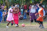 Sejumlah warga mengikuti lomba sepakbola dangdut memakai kostum wanita (baju daster) di Desa Kemuningan, Taman Krocok, Bondowoso, Jawa Timur, Senin (15/8). Warga desa setempat memperingati  HUT ke-71 Kemerdekaan Republik Indonesia dengan menggelar permainan sepakbola dimana pemainnya memakai baju daster dan setiap dusun mengirimkan dua tim sepakbola. Antara Jatim/Seno/zk/16.