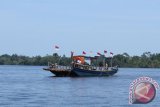 Sebuah ojek kapal yang dihiasi bendera merah putih melintasi sungai di Kecamatan Paloh, Kabupaten Sambas, Kalbar, Selasa (16/8). Guna memeriahkan peringatan kemerdekaan Negara Republik Indonesia ke-71, warga setempat menghiasi ojek kapal miliknya dengan bendera merah putih. ANTARA FOTO/Victor Fidelis Sentosa/jhw/16