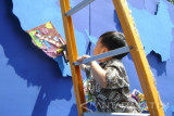 Seorang anak kelas 2 SD peserta lomba Festival Indonesia memasang potongan 