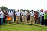 Direksi BUMN (ka-ki) masing-masing Dirut PT Pupuk Indonesia Aat Asikin Idat (kanan)Mulyono prawiro : Dirut PT Pupuk Sriwidjaja Palembang Mulyono Prawiro, Dirut PT Pupuk Kaltim Bakir Pasaman, dan Dirut PT Hutama Karya I Gusti Ngurah Putra mengikuti lomba balap karung di arena Pesta Rakyat di komplek Stadin Mulawarman, Bontang, Rabu (17/8). (Istimewa/Humas PKT)