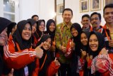 Peserta Program Siswa Mengenal Nusantara berfoto bersama Gubernur Jakarta Basuki Tjahaya Purnama saat mengikuti kunjungan tentang Smart City di Balai Kota DKI Jakarta. Program Siswa Mengenal Nusantara di Kalsel yang di gelar Jasindo dan Danareksa tersebut mengirimkan 20 siswa dari seluruh Kalsel untuk mengenal budaya lain hingga memahami keragaman di Indonesia. Foto Antaranews Kalsel/Herry Murdy Hermawan-Ist