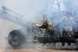 Prajurit Korps Marinir TNI-AL dari Batalyon Howitzer-1 Resimen Artileri-1 Marinir, mengisi amunisi meriam howitzer 105 mm saat Peringatan Detik-Detik Proklamasi Kemerdekaan Republik Indonesia di Surabaya, Jawa Timur, Rabu (17/8). Penembakan meriam sebayak 17 kali itu dalam rangka peringatan ke-71 tahun Kemerdekaan Republik Indonesia. Antara Jatim/M Risyal Hidayat/zk/16