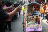 Pasangan suami istri menaiki becak guna diarak berkeliling kota usai mengikuti nikah massal di Balai Kota Kediri, Jawa Timur, Rabu (17/8). Nikah massal yang diikuti 17 pasangan dari keluarga kurang mampu tersebut dalam rangka peringatan hari jadi ke-1137 Kota Kediri sekaligus memeriahkan hari kemerdekaan ke-71 RI. Antara Jatim/Prasetia Fauzani/zk/16