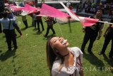 Sejumlah peserta yang terdiri dari mahasiswa dan dosen Universitas Kristen Petra (UKP) Surabaya mengikuti lomba makan kerupuk saat Pesta Rakyat di Surabaya, Jawa Timur, Rabu (17/8). Selain menghidangkan aneka makanan tradisional pesta rakyat tersebut diisi dengan berbagai lomba tradisional untuk menyemarakkan perayaan HUT ke-71 Kemerdekaan RI. Antara Jatim/Moch Asim/zk/16