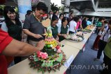 Rektor Universitas Kristen Petra (UKP) Surabaya Rolly Intas (kedua kiri) mencicipi jajanan pasar saat Pesta Rakyat di Surabaya, Jawa Timur, Rabu (17/8). Selain menghidangkan aneka makanan tradisional pesta rakyat tersebut diisi dengan berbagai lomba tradisional untuk menyemarakkan perayaan HUT ke-71 Kemerdekaan RI. Antara Jatim/Moch Asim/zk/16