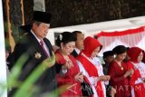 Presiden RI ke-6 Susilo Bambang Yudhoyono (kiri) beserta istri, Ani Yudhoyono (kedua kiri) mengheningkan cipta dalam rangkaian upacara memperingati HUT ke-71 Kemerdekaan RI di Pendopo Kabupaten Pacitan, Jawa Timur, Rabu (17/8). SBY dijadwalkan tiga hari di Pacitan untuk menyaksikan kemeriahan tradisi 'pitulasan' dalam rangka memperingati HUT ke-71 Kemerdekaan RI sekaligus bernostalgia dengan masyarakat di kampung halamannya itu. Antara Jatim/Destyan Sujarwoko/zk/16