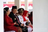 Presiden RI ke-6 Susilo Bambang Yudhoyono (kedua kiri) didampingi istri, Ani Yudhoyono (kiri) dan Bupati Pacitan Indartato (kedua kanan) mengikuti rangkaian upacara memperingati HUT ke-71 Kemerdekaan RI di Pendopo Kabupaten Pacitan, Jawa Timur, Rabu (17/8). SBY dijadwalkan tiga hari di Pacitan untuk menyaksikan kemeriahan tradisi 'pitulasan'dalam rangka memperingati HUT ke-71 Kemerdekaan RI sekaligus bernostalgia dengan masyarakat di kampung halamannya itu. Antara Jatim/Destyan Sujarwoko/16