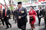 Presiden RI ke-6 Susilo Bambang Yudhoyono (tengah) diikuti istri, Ani Yudhoyono (kedua kanan) berjalan menuju kendaraan usai mengikuti rangkaian upacara memperingati HUT ke-71 Kemerdekaan RI di Pendopo Kabupaten Pacitan, Jawa Timur, Rabu (17/8). SBY dijadwalkan tiga hari di Pacitan untuk menyaksikan kemeriahan tradisi 