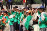 Puluhan nelayan dan penjala ikan mengikuti upacara bendera merah putih di tengah muara Pantai Pancer Door, Pacitan, Jawa Timur, Rabu (17/8). Upacara memperingati HUT ke-71 Kemerdekaan RI itu diikuti seratusan peselancar, nelayan, penjala ikan serta komunitas pecinta lingkungan setempat. Antara Jatim/Destyan Sujarwoko/zk/16