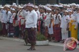 Sejumlah siswa dan guru mengikuti upacara bendera dengan mengenakan pakaian adat sembahyang khas Bali di SMP Nasional Denpasar, Rabu (17/8). Kegiatan tersebut dilakukan karena peringatan HUT ke-71 RI bertepatan dengan hari bulan purnama yang biasa dimaknai oleh umat Hindu dengan persembahyangan bersama di sejumlah pura di Bali. ANTARA FOTO/Wira Suryantala/wdy/16.