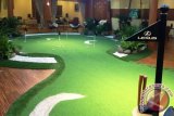 Pengunjung bisa main Golf di Booth Lexus Indonesia