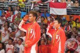 Pasangan ganda campuran Tontowi Ahmad dan Liliyana Natsir--biasa disapa Owi/Butet--menyanyikan Indonesia Raya sambil memberi hormat ke arah bendera Merah Putih usai pengalungan medali emas di Olimpiade Rio 2016 di Rio de Janeiro, Brazil, Rabu (17/8/2016). (ANTARA/Teguh Handoko)