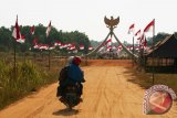 Dua pengendara motor memasukin kawasan Monumen Garuda yang dihiasi bendera merah putih di Desa Temajuk yang berbatasan langsung dengan Malaysia di Kecamatan Paloh, Kabupaten Sambas, Kalbar, Rabu (17/8). Untuk memeriahkan peringatan HUT ke-71 RI, Kodam XII/Tanjungpura mengibarkan bendera sebanyak 17.845 di sepanjang wilayah perbatasan Indonesia-Malaysia di Kabupaten Sambas. ANTARA FOTO/Victor Fidelis Sentosa/jhw/16



