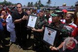 Pangdam XII Tanjungpura, Mayjen TNI Andika Perkasa (dua kanan) menerima plakat penghargaan MURI dari Perwakilan MURI, Awan rahargo (kiri) usai upacara peringatan HUT ke-71 Republik Indonesia di Perbatasan Temajuk, Kecamatan Paloh, Kabupaten Sambas, Kalbar, Rabu (17/8). Kodam XII/Tanjungpura berhasil memecahkan tiga rekor MURI yaitu pengibaran bendera sebanyak 17.845 di wilayah perbatasan Indonesia-Malaysia, mengadakan upacara serentak di lima perbatasan di wilayah Kalbar dan pernyataan sikap bela negara oleh masyarakat perbatasan terbanyak. ANTARA FOTO/Victor Fidelis Sentosa/jhw/16
