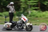 Anggota polisi melakukan atraksi saat latihan mengendarai Motor Gede (Moge) di Halaman Stadion Maguwoharjo, Sleman, DI Yogyakarta, Kamis (18/8). Latihan mengendarai sepeda motor 1000 cc ke atas itu guna meningkatkan kemampuan teknis maupun taktis para anggota polisi. ANTARA FOTO/Andreas Fitri Atmoko/wdy/16.