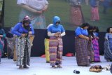 Peserta mengikuti instruksi tutor dari Komunitas Bangga Berkain Nusantara dalam mengkreasikan salah satu model pakaian dari kain batik pada  kegaitan Petra Berkain di Lapangan Hijau Universitas Kristen Petra, Surabaya, Kamis (18/8). Melalui kegiatan ini diharapkan para wanita dapat turut dalam melestarikan Batik Nusantara dengan cara menerapkan dalam kehidupan sehari-hari karena kreasinya dapat digunakan dalam berbagai keperluan. (Antara Jatim Foto/Novi/16)