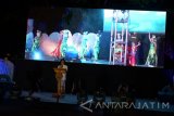 Aniendya Christianna koordinator acara Petra Parade 2016 di sela-sela  kegiatan Tarian kolosal dari sanggar Rizki Budoyo kembali mementaskan lanjutan kisah percintaan Arimbi dan Bima di Kampus UKP Surabaya, Jumat (19/8)malam. Setelah digelar sejak 15 Agustus 2016 dengan menampilkan berbagai lomba, aktivitas , workshop serta seni tradisional,kegiatan tahunan yang saat ini mengusung tema 'Growing With Love, Growing In Love' ditutup dengan penampilan Saykoji.Antara jatim/Humas UKP/zk/16