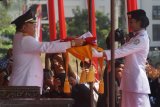 Gubernur Cornelis serahkan Bendera Merah Putih kepada anggota Pasukan Pengibar Bendera Pusaka (Paskibraka) saat Upacara Peringatan HUT ke-71 Kemerdekaan RI di Halaman Kantor Gubernur Kalimantan Barat, Pontianak, Rabu (17/8). Tema peringatan HUT ke-71 Kemerdekaan RI Tahun 2016 yaitu Kerja Nyata. (Foto Rendra Oxtora)