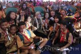 Wali Kota Surabaya Tri Rismaharini berada di tengah para pelajar saat Pameran Widya Wahana Pendidikan Non-Formal dan Informal (PNFI) di Surabaya, Jawa Timur, Jumat (19/8). Pameran PNFI yang diikuti oleh 36  Pusat Kegiatan Belajar Masyarakat (PKBM) dan 73 Lembaga Kursus dan Pelatihan (LKP) tersebut bertujuan untuk meningkatkan keterampilan dan menggali potensi para generasi muda. Antara Jatim/Moch Asim/zk/16