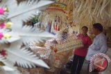 Pedagang menawarkan pernak-pernik perlengkapan sesajen berberbahan janur dan lontar untuk perayaan Hari Raya Galungan, di Desa Kapal, Badung, Bali, Jumat (19/8). Berbagai jenis perlengkapan sesajen yang ditawarkan Rp25 ribu hingga Rp450 ribu per buah itu mulai ramai diperjualbelikan di Bali menjelang perayaan Hari Raya Galungan pada 7 September 2016. ANTARA FOTO/Wira Suryantala/wdy/16.