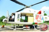 Sejumlah kru pesawat berada di sekitar Heli Bell 412 EP dari Badan Nasional Penanggulangan Bencana (BNPB) sesaat sebelum terbang dari Lanud Supadio, Kabupaten Kubu Raya, Kalbar, Sabtu (20/8). Kepala Pusdatin dan Humas BNPB, Sutopo Purwo Nugroho menyatakan bahwa Gubernur Kalbar, Cornelis telah meminta BNPB untuk mengerahkan helikopter water bombing serta membuat hujan buatan seiring dengan meningkatnya jumlah titik panas dan kebakaran yang terjadi di wilayah Kalbar. ANTARA FOTO/Jessica Helena Wuysang/16