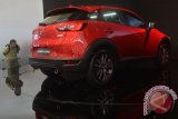 Pengunjung memperhatikan dengan seksama kendaraan SUV Mazda CX3 pada pameran mobil Gaikindo Indonesia International Motor Show (GIIAS) 2016 di Indonesia Convention Exhibition (ICE) BSD City, Serpong, Tangerang, Kamis (18/8/2016). Pameran tahunan bertaraf internasional itu menargetkan meraup penjualan lebih dari 20.000 unit kendaraan dengan nilai transaksi lebih dari Rp5,7 triliun. (ANTARA /Saptono)