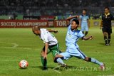 Pesepak bola Persela Lamongan Iman Budi (kanan) dihadang pesepak bola Bhayangkara Surabaya United (BSU), Muhammad Fatchu Rochman (kiri) ketika lanjutan pertandingan Torabika Soccer Championship (TSC) 2016 di Stadion Surajaya Lamongan, Jawa Timur, Jumat (19/8). Antara Jatim/M Risyal Hidayat/zk/16