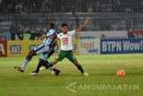 Pesepak bola Persela Lamongan Herman Dzumafo (kri) dihadang pesepak bola Bhayangkara Surabaya United (BSU), Indra Kahfi (kanan) ketika lanjutan pertandingan Torabika Soccer Championship (TSC) 2016 di Stadion Surajaya Lamongan, Jawa Timur, Jumat (19/8). Antara Jatim/M Risyal Hidayat/zk/16