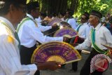 Sejumlah penari menarikan tarian kuntulan saat mengikuti tradisi kesenian Kuntulan Umbul Langse di Teras, Boyolali, Jawa Tengah, Sabtu (20/8). Tradisi yang telah dilakukan turun termurun itu sebagai wujud rasa syukur warga kepada Tuhan Yang Maha Esa atas kelimpahan sumber mata air umbul langse yang dimanfaatkan sebagai pengairan pertanian dan kebutuhan minum warga setempat. ANTARA FOTO/ Aloysius Jarot Nugroho/wdy/16.