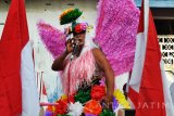 Peserta karnaval melintas di Jalan Jemur Wonosari Surabaya, Minggu (21/8). Karnaval yang diikuti ribuan peserta dari warga RW-05 tersebut dalam rangka menyemarakkan peringatan HUT ke-71 kemerdekaan Republik Indonesia. Antara Jatim/Abdullah Rifai/zk/16