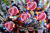 Peserta karnaval melintas di Jalan Jemur Wonosari Surabaya, Minggu (21/8). Karnaval yang diikuti ribuan peserta dari warga RW-05 tersebut dalam rangka menyemarakkan peringatan HUT ke-71 kemerdekaan Republik Indonesia. Antara Jatim/Abdullah Rifai/zk/16