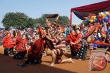 Sejumlah penari dari Filipina tampil pada pembukaan Festival Folklore Internasional di lapangan Ahmad Yani, Tangerang, Banten, Minggu (21/8). Kegiatan itu menampilan berbagai bentuk seni budaya dari beberapa negara seperti FIlipina, Sri Lanka, India, Filipina dan Indonesia sebagai ajang bertukar kebudayaan yang digelar mulai 21-27 Agustus 2016. ANTARA FOTO/Lucky R./wdy/16.