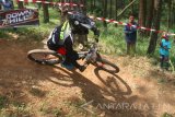 Atlet downhill David Ari Kozwara berusaha menjadi yang tercepat di kelas Man Elite dalam kejuaraan Indonesia Downhill 2016 Seri III di Sirkuit Bukit Klemuk, Batu, Jawa Timur, Minggu (20/8). Kejuaraan yang berlangsung selama dua hari dengan mempertandingan sepuluh kelas  tersebut juga dimanfaatkan puluhan atlet balap sepeda downhill nasional untuk pemanasan sebelum bertanding di PON Jabar mendatang. Antara Jatim/Ari Bowo Sucipto/zk/16.