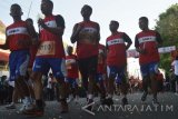 Para pelari meninggalkan garis start saat mengikuti lomba lari 10 kilometer (10K) di Kota Madiun, Jawa Timur, Minggu (21/8). Lomba lari 10K yang digelar PT Kereta Api Indonesia (Inka) untuk memeriahkan peringatan 35 tahun PT Inka tersebut diikuti ribuan perlari dari berbagai daerah di Indonesia dalam kategori umum (putra-putri) dan pelajar (putra-putri). Antara Jatim/Foto/Siswowidodo/zk/16