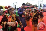 Gubernur Jambi Zumi Zola Zilkifli (kedua kiri) menari bersama kelompok seniman Tari Siulak Mukai seusai membuka Festival Masyarakat Peduli Danau Kerinci (FMPDK) ke-15 di Kerinci, Jambi, Sabtu (20/8). Festival yang menampilkan atraksi seni budaya khas setempat, aneka perlombaan, dan pameran produk UMKM daerah dengan mengambil tempat di tepi Danau Kerinci tersebut digelar hingga 23 Agustus 2016. ANTARA FOTO/Wahdi Septiawan/kye/16.