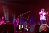 Penyanyi Glenn Fredly melantunkan tembang saat acara Prambanan Jazz 2016 di Komplek Candi Prambanan, Sleman, DI Yogyakarta, Minggu (21/8) malam. Dalam penampilanya penyanyi asal Ambon itu membawakan sejumlah tembang seperti 