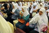 Sejumlah jemaah calon haji berdoa menjelang keberangkatan saat pelepasan jemaah calon haji Provinsi Bali tahun 2016 di Denpasar, Senin (22/8). Provinsi Bali memberangkatkan 502 jemaah calon haji dari quota 512 orang pada musim ibadah haji tahun ini ke Arab Saudi melalui embarkasi Surabaya pada 1 September 2016.  ANTARA FOTO/Nyoman Budhiana/i018/2016.