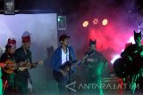 Sejumlah musisi memainkan musik Jazz Patrol di Kampung wisata Temenggungan, Banyuwangi, Jawa Timur, Minggu (21/8)malam. Pertunjukan musik patrol yang berkolaborasi dengan musik jazz tersebut, sebagai upaya musisi daerah untuk mempertahankan kesenian musik lokal. Antara Jatim/ Budi Candra Setya/zk/16.