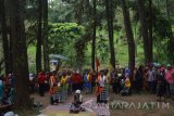 Sejumlah orang mengusung tumpeng saat digelar pesta budaya di lereng Gunung Lawu, Desa Ngrayudan, Jogorogo, Ngawi, Jawa Timur, Minggu (21/8). Pesta budaya dengan membawa dan membagikan tumpeng untuk dimakan bersama tersebut selain untuk mengungkapkan rasa syukur, juga pengembangan wisata budaya. Antara Jatim/Foto/Siswowidodo/zk/16


