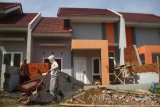 Pekerja mengangkut batubata untuk membangun unit perumahan bagi Masyarakat Berpenghasilan Rendah (MBR) di Kedungkandang, Malang, Jawa Timur, Senin (22/8). Kementerian Pekerjaan Umum dan Perumahan Rakyat (PUPR) mencatat realisasi program sejuta rumah murah untuk tahun anggaran 2016 sudah hampir mencapai 400.000 unit atau sebesar 40 persen dari target sejuta unit. Antara Jatim/Ari Bowo Sucipto/zk/16.