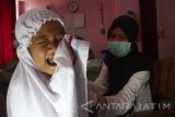 Seorang siswa menjerit saat disuntik vaksin TD (Tetanus-Dipteri) di SD Islam Terpadu, Malang, Jawa Timur, Senin (22/8). Penyuntikan vaksin tersebut dilakukan untuk mencegah penularan penyakit difteri yang sebelumnya diketahui menyerang enam siswa dan satu orang guru di sekolah tersebut dalam dua pekan terakhir. Antara Jatim/Ari Bowo Sucipto/zk/16.